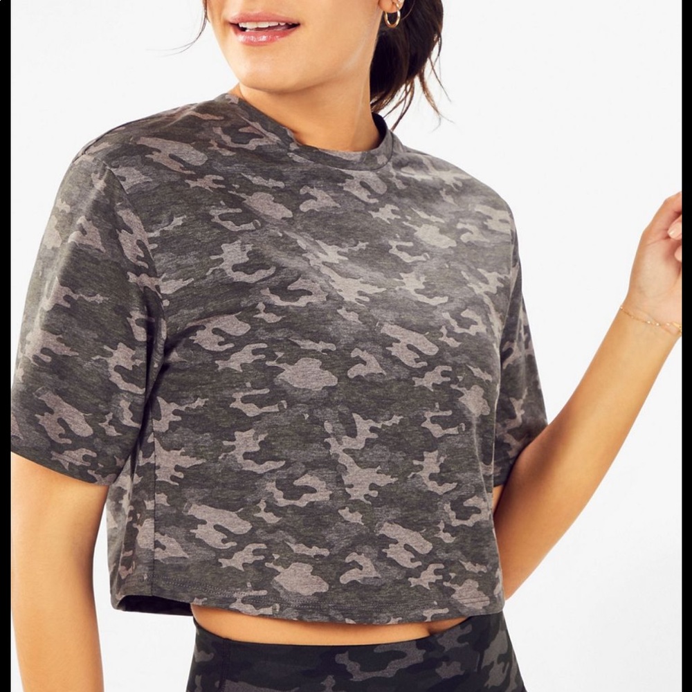 Large Fabletics crop top camo tshirt